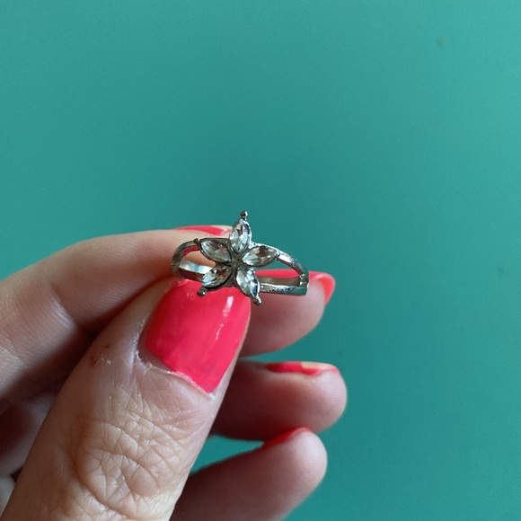 ๐NIP: STAR SILVER PLATED STAINLESS STEEL RING WITH CLEAR RHINESTONES: Size 5.5 - Picture 3 of 6